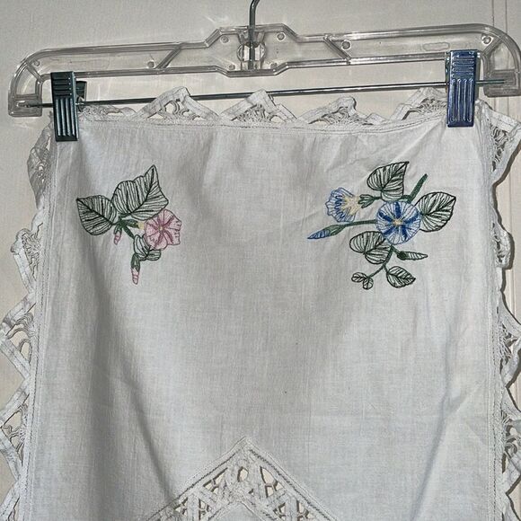 Keeco white cotton table runner with floral embroidery & Battenburg lace - Picture 2 of 7